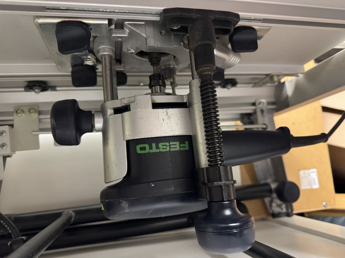 Festo Tutte le macchine: Fraiseuse Festo OF 900 E-Set CH – Usato da Brügg BE venduto da Goob 1