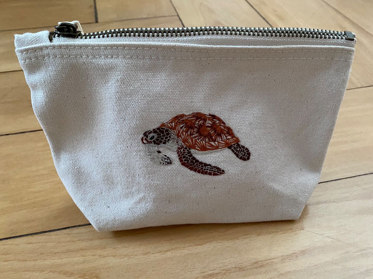Kosmetikkoffer: Besticktes Necessaire – Neu (gemäss Beschreibung) aus Zürich von mar_drd8 2