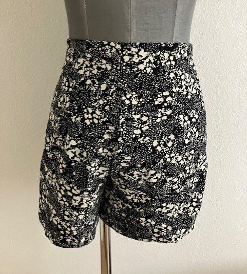 H&M Pantaloni: Short noir et blanche taille36 – Usato da Gampelen venduto da Mari60 1