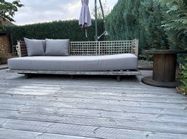 Grosses Outdoor-Sofa mit Polstern und Beistelltisch