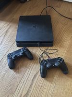 PlayStation4Slim-Konsole mit Zubehör