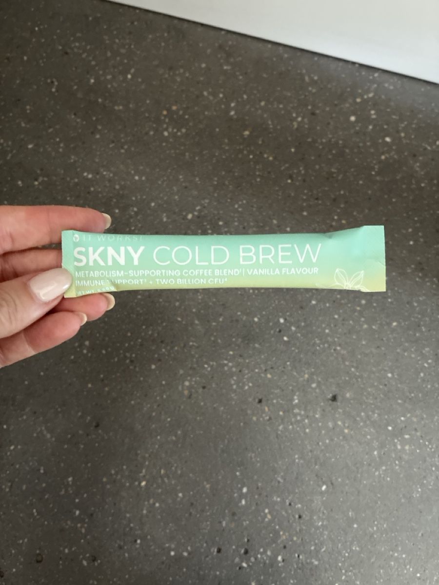 Cibi & Specialità: SKNY Cold Brew Kaffee, Vanille Geschmack, einzelportion – Nuovo e nell'imballaggio originale da Bäretswil venduto da Viechel