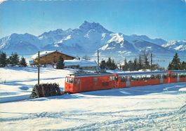 Graubünden – Zug der Rhätischen Bahn in winterlicher GR