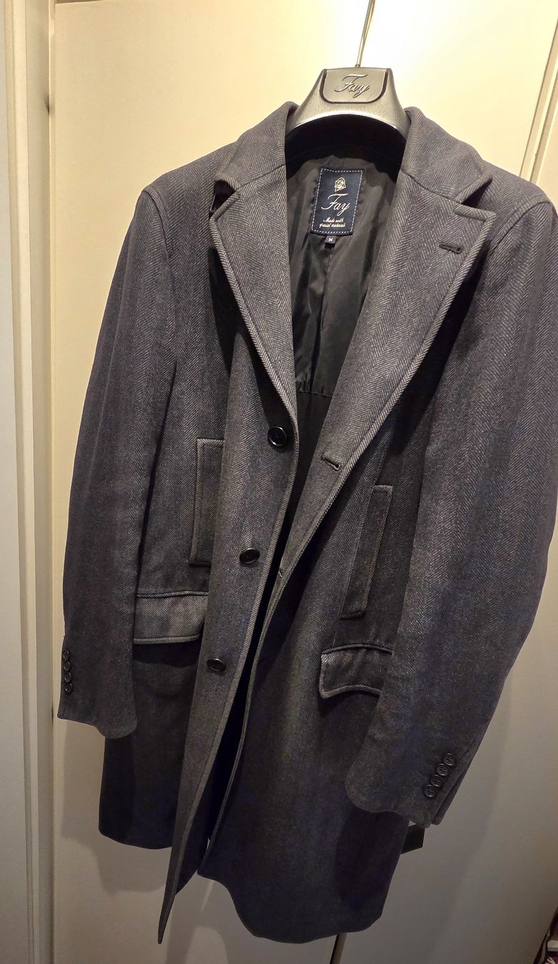 Fay Cappotti: Fay Men's Grey Herringbone Autumn / Winter Coat Size M – Usato da Genève venduto da arisol
