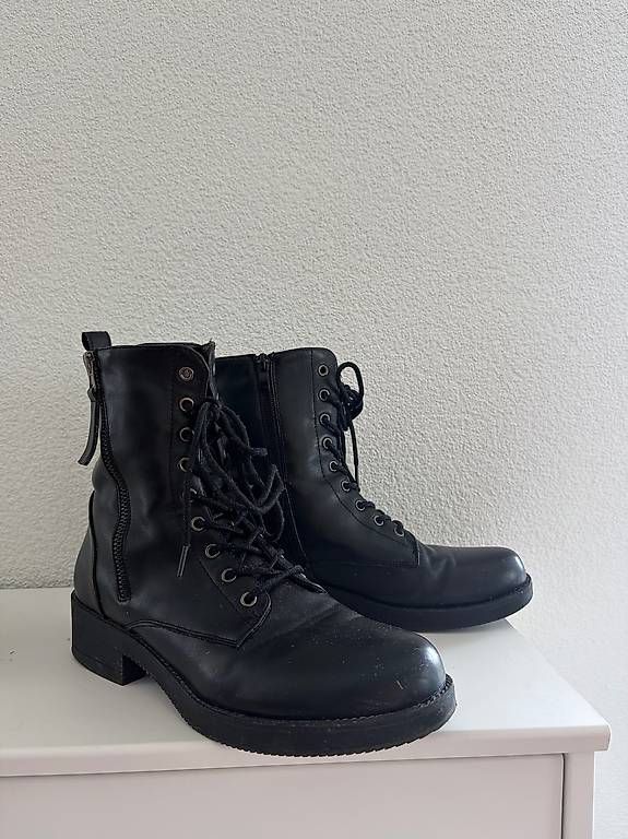 Scarpe da donna: Schwarze Stiefel – Nuovo e nell'imballaggio originale da Oberdorf SO venduto da sel_wc6w