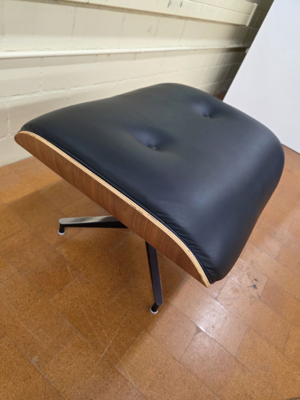 Hocker: Designer Ottoman zum Eames Lounge Chair – Gebraucht aus Lichtensteig von Polsterwerk 5