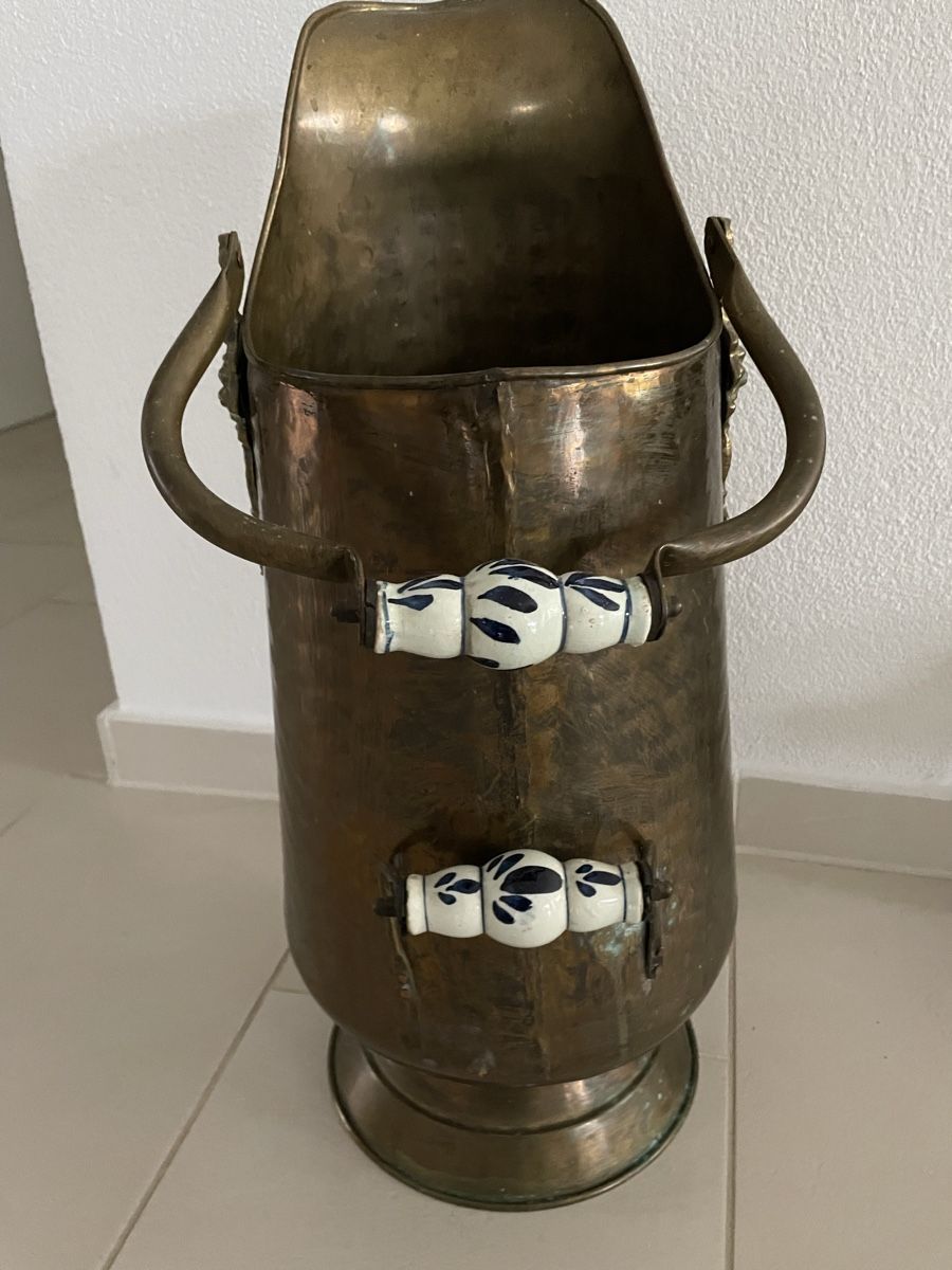 Toutes les décorations: Cheminée-Eimer antik aus Messing mit Keramikgriff – D'occasion à Lindau par Gybsi0