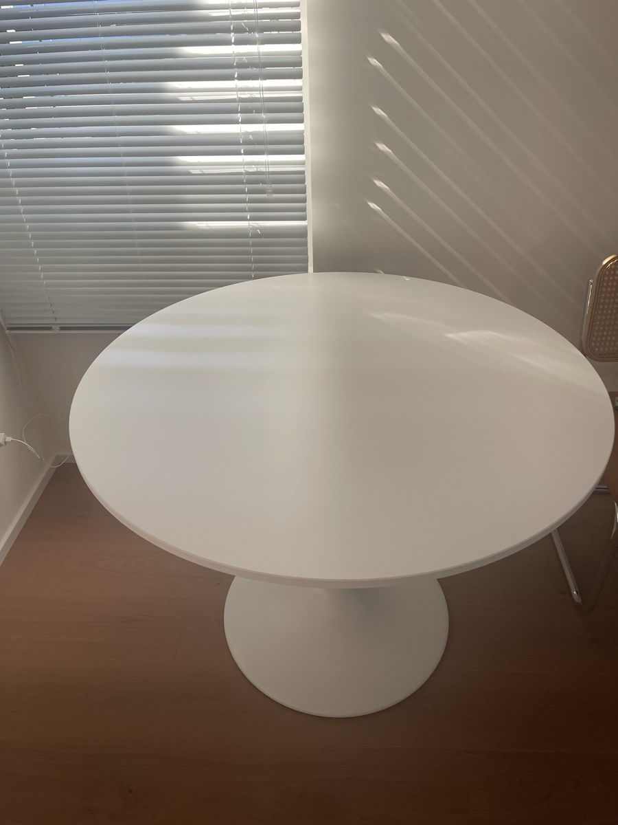 Ikea Tische: Ikea Tisch Docksta – Gebraucht aus St. Gallen von Super_Nova7