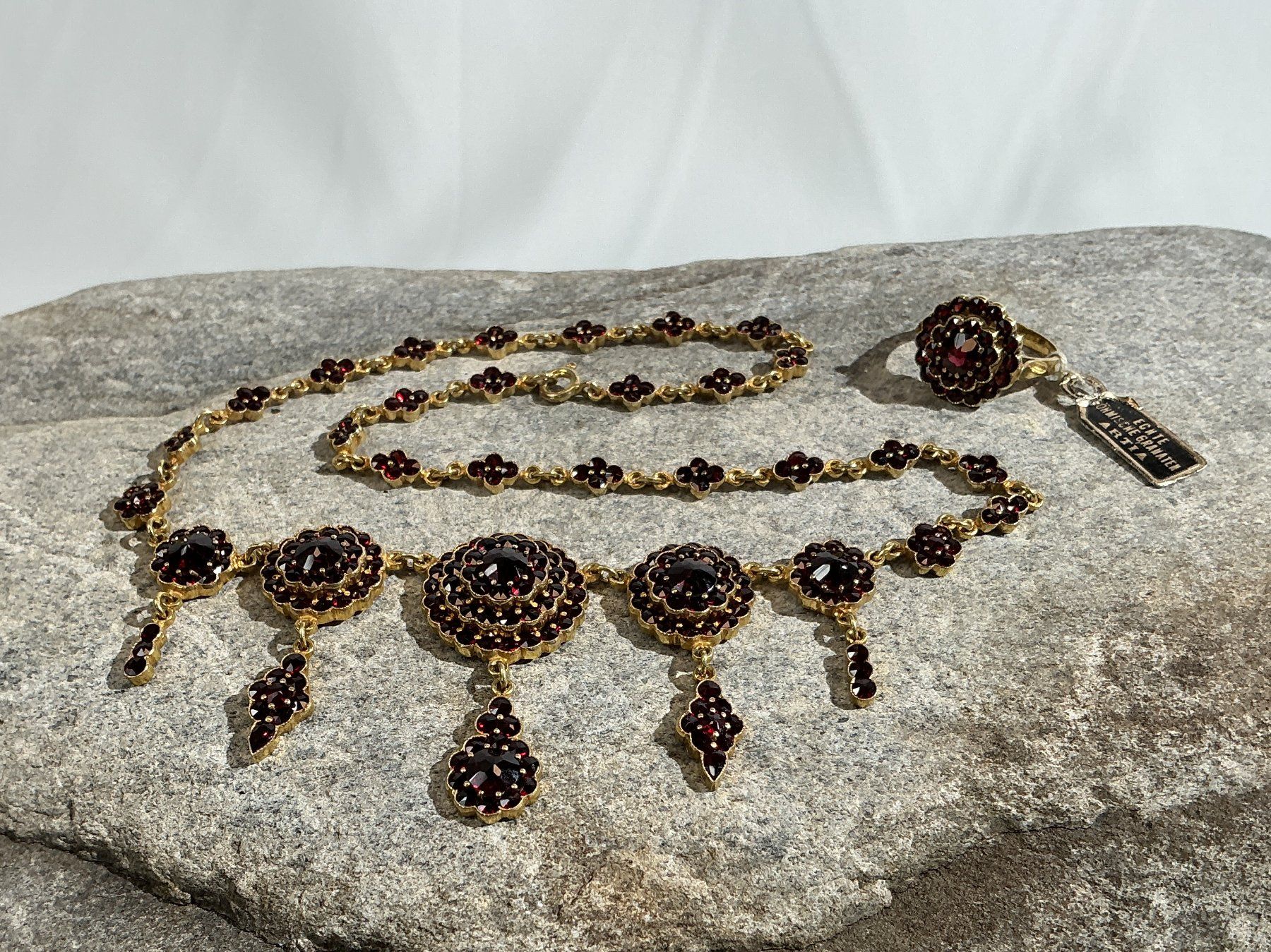 Anelli: BÖHMISCHER GRANATSCHMUCK Halskette und Ring – Nuovo (secondo la descrizione) da Richterswil venduto da Restwert_Richterswil