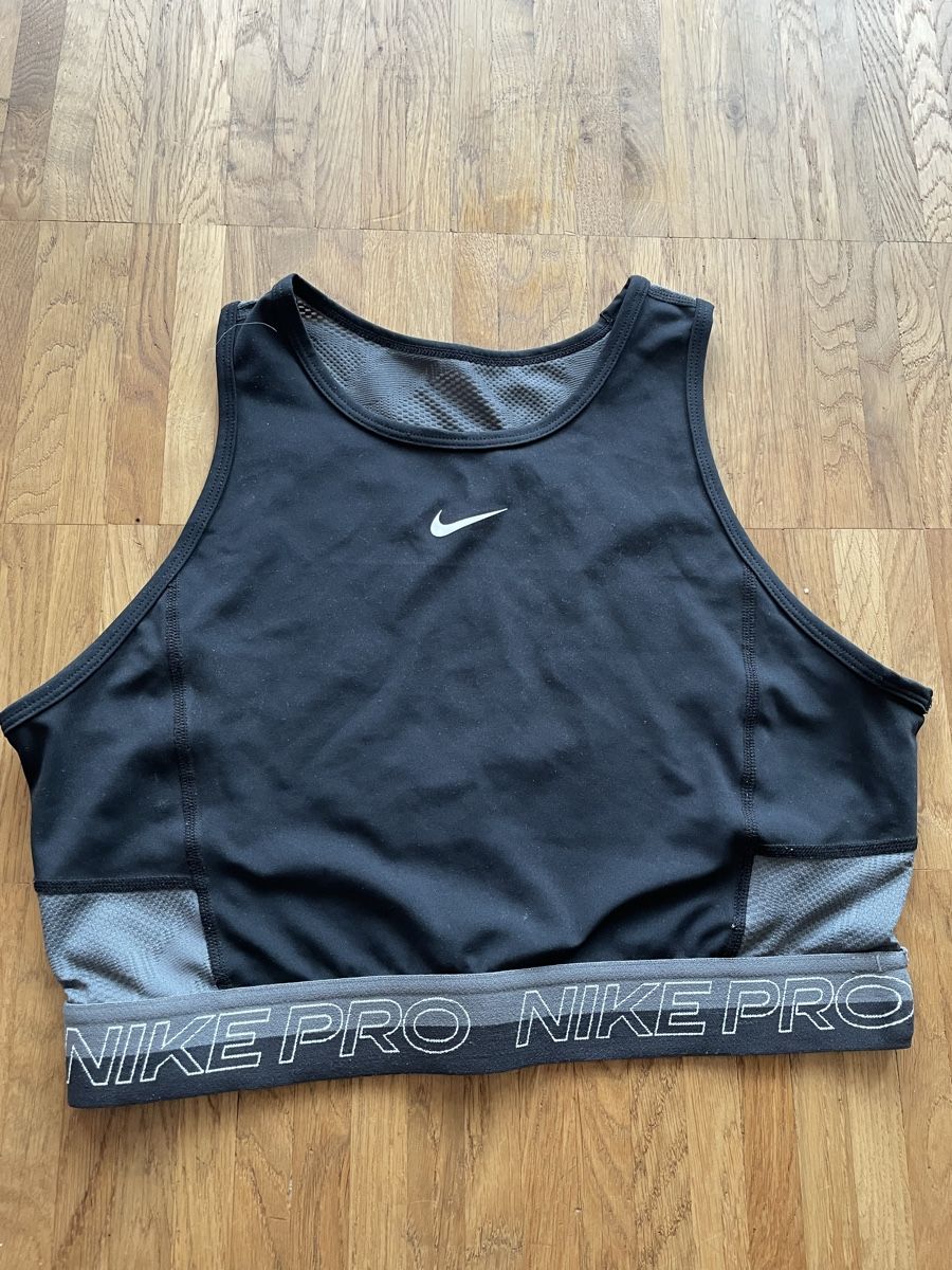 Nike Tops: Nike Sport crop top Größe S – Gebraucht aus Männedorf von bluebird35