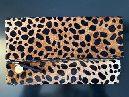 Foldover Gepard-Clutch von Clare V.