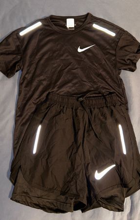 Nike Sport-Set / Trainingsanzug (T-Shirt & Shorts) – Schwarz