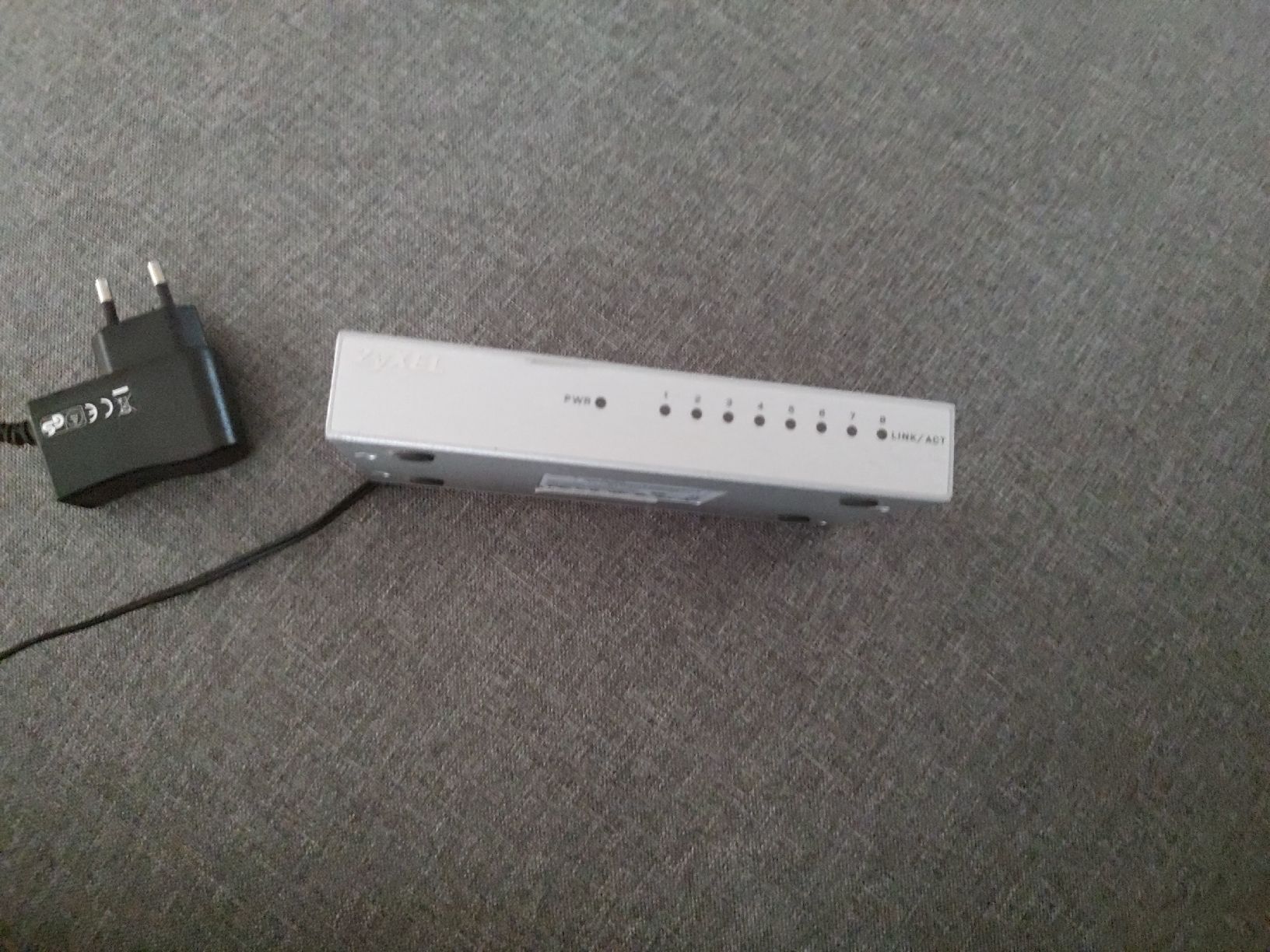 Zyxel Modems & Router: Switch di rete Zyxel 8 porte, usato – Gebraucht aus Monte Carasso von Buttefly