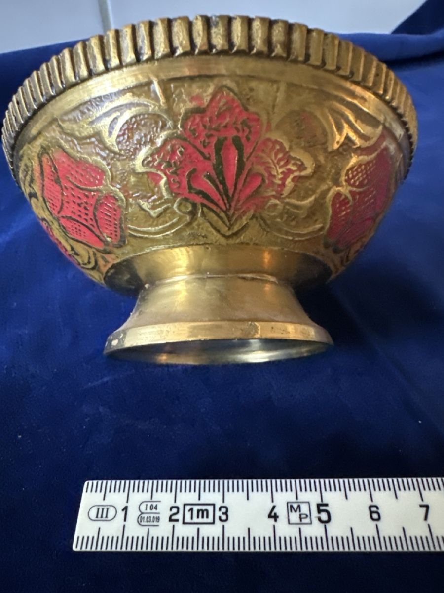 Schalen: Dekorative Vintage Messingschale mit rotem Blumenmuster – Gebraucht aus Zürich von Chaeffeler 5