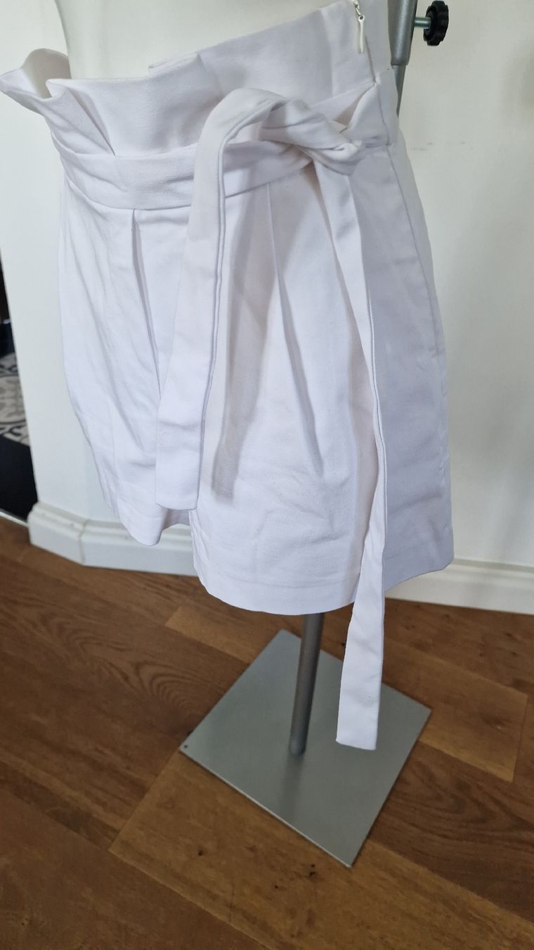 Zara Pantaloni: Zara Sommer Shorts – Nuovo (secondo la descrizione) da Wald ZH venduto da Cjp