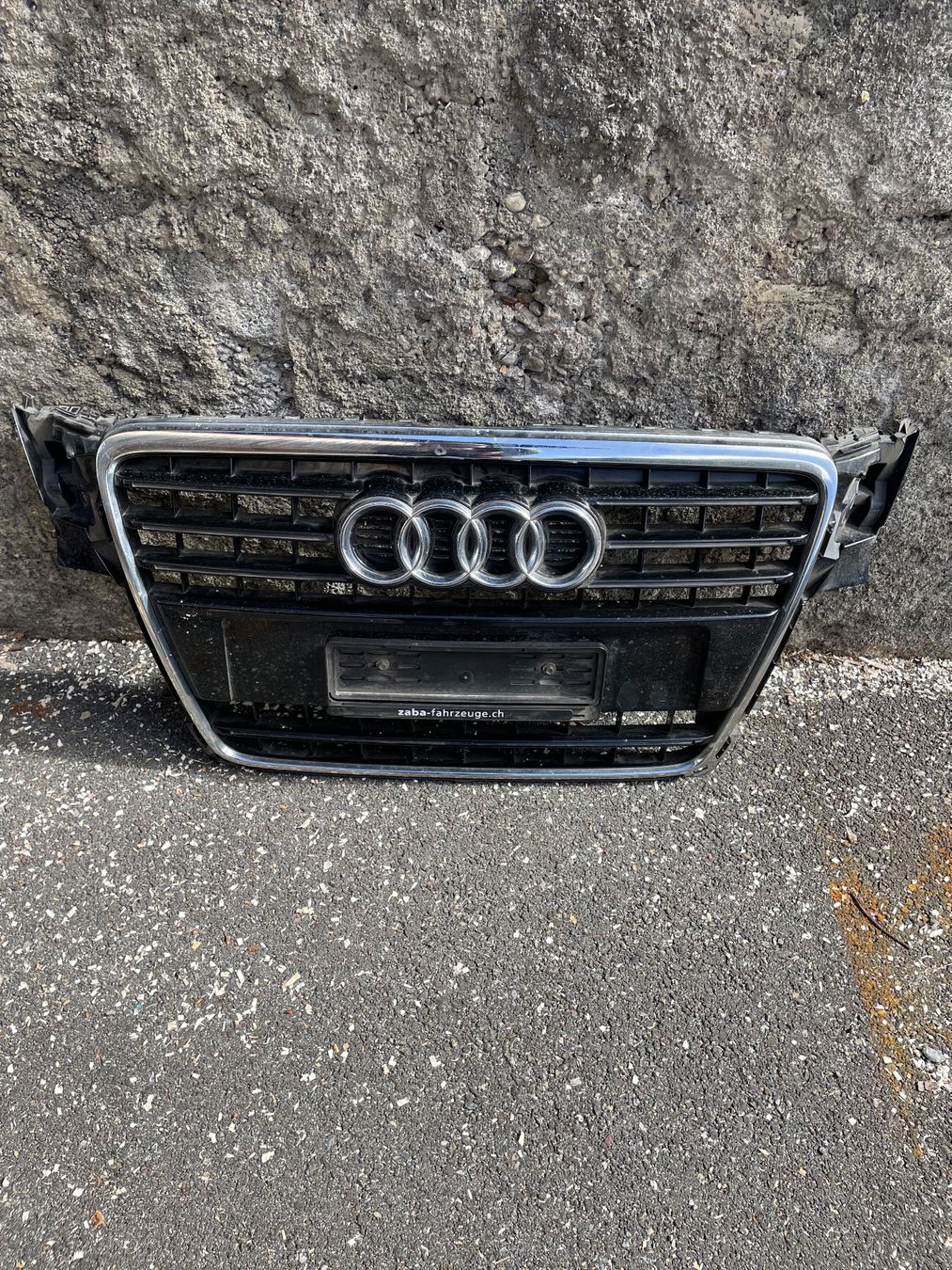 Audi Tutti pezzi di ricambio auto: Audi A4 avant Kühlergrill Chrom Schwarz – Usato da Kandersteg venduto da tim_9rgd 1