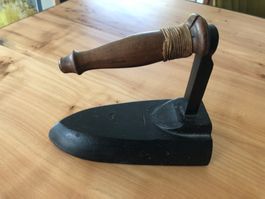 Antikes Bügeleisen, Gusseisen mit Holzgriff, Rarität!