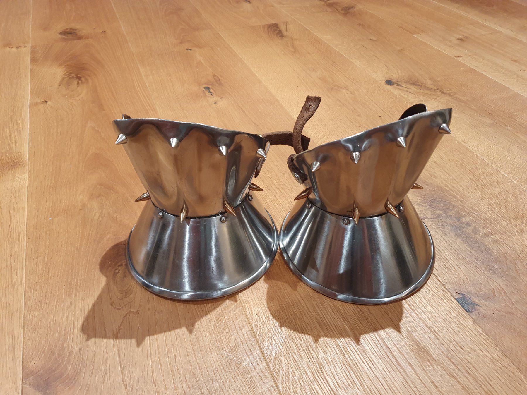 Costumi: Ritterrüstung - Panzerhandschuhe – Usato da Disentis/Mustér venduto da cumpra_e_vendita 1