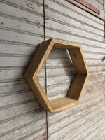 Wandregal im angesagten Hexagon-Design aus Holz hellbraun