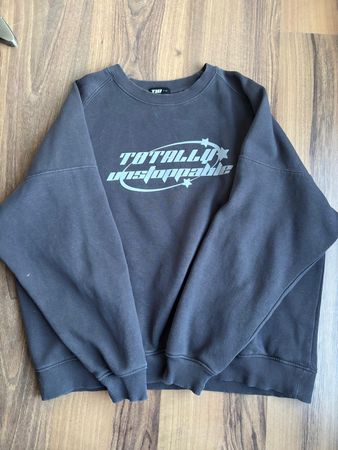 Grauer Pullover mit Aufschrift