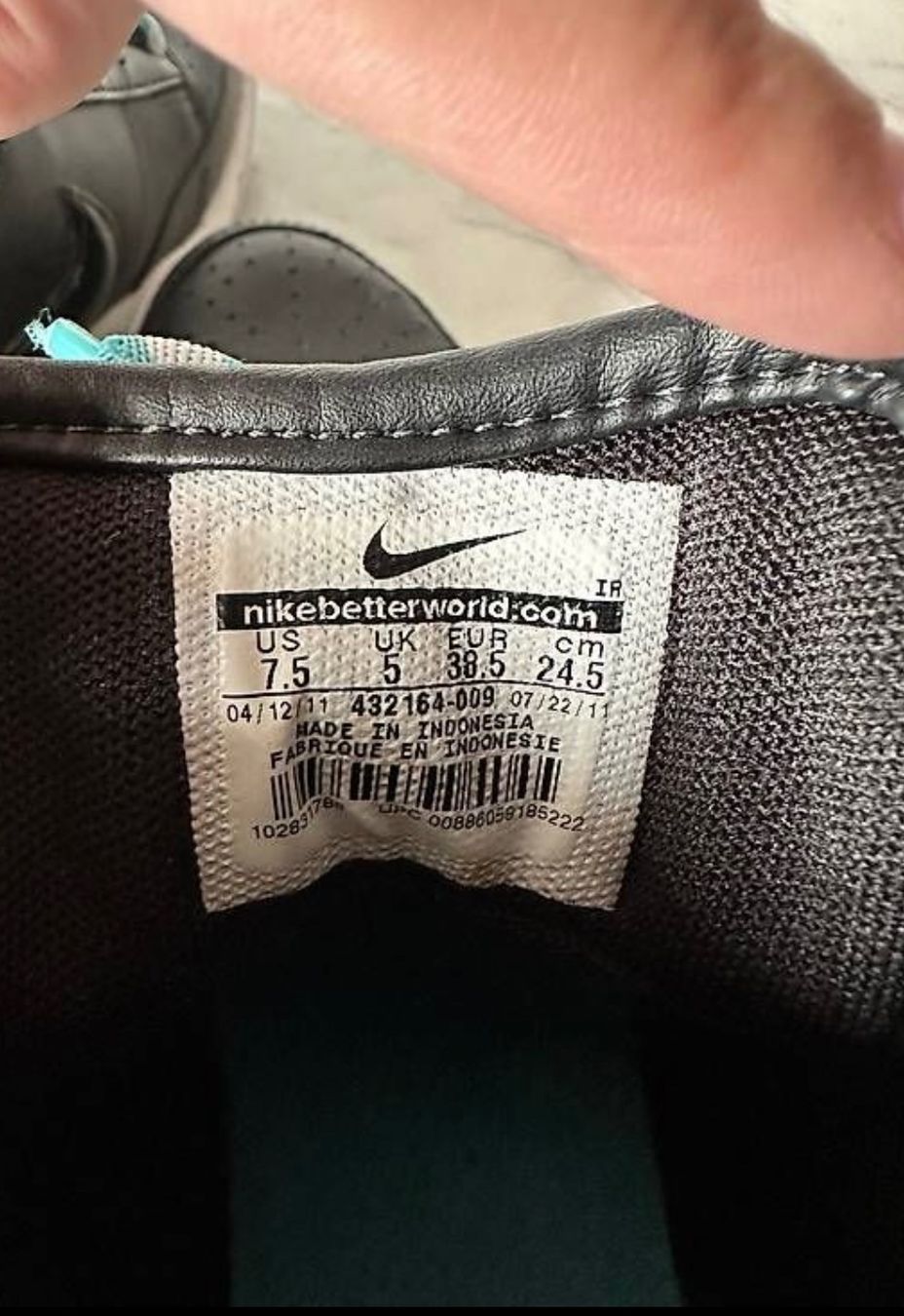 Nike Scarpe da donna: Neue Nike Damen Sneaker schwarz Gr. 38.5 – Usato da Goldau venduto da Henggi88 3