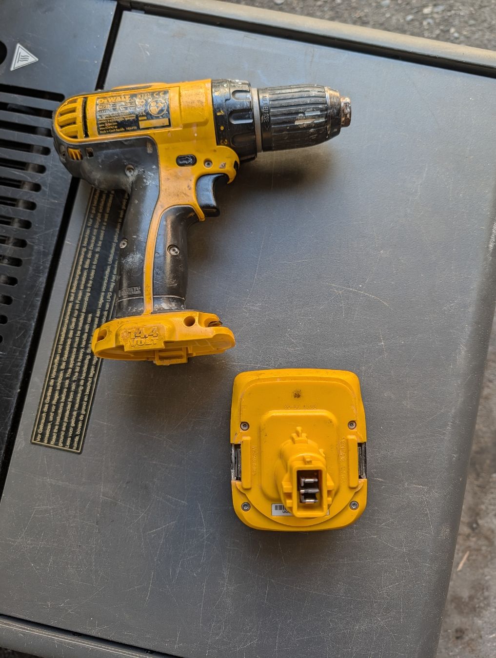Alle Maschinen: DeWALT Akkuschrauber 14,4V – Gebraucht aus Erstfeld von up.