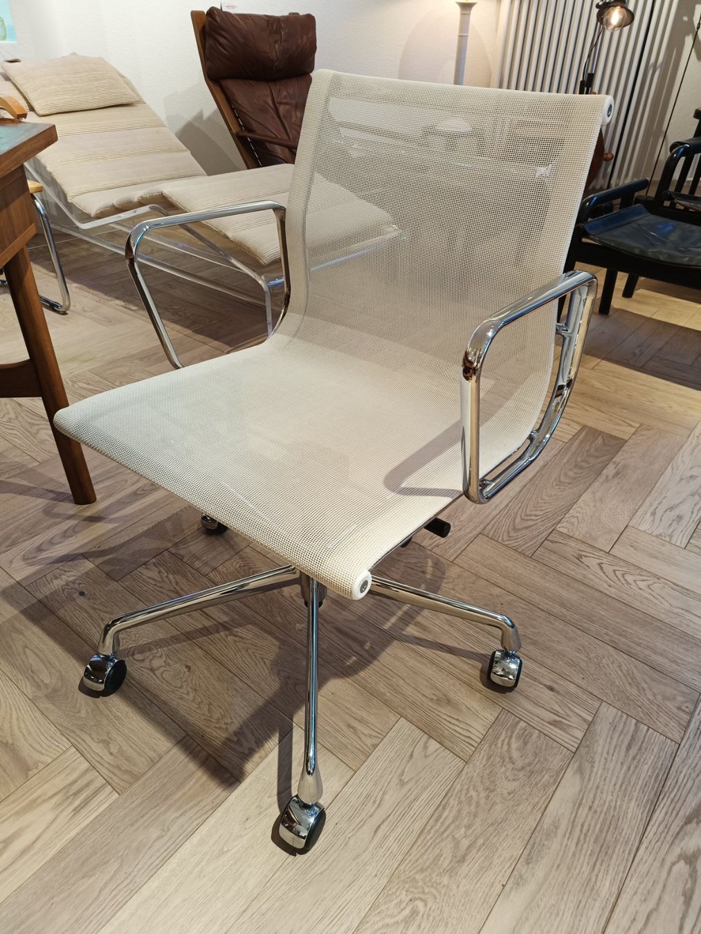 Vitra Sedie: 1 von 3 Vitra Eames Aluchair EA 117 netz weiss – Usato da Zürich venduto da style-and-design.zh