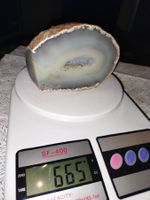 Demi-géode d'agate polie d'un poids 665 grammes