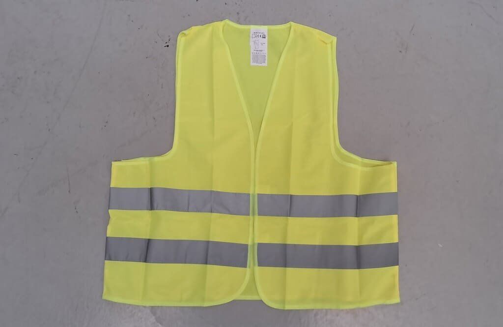 Lotti di vestiti: Warnwestenset (Grösse L/L/M) – Usato da Alpnach-Dorf venduto da Hess-Automobile 1