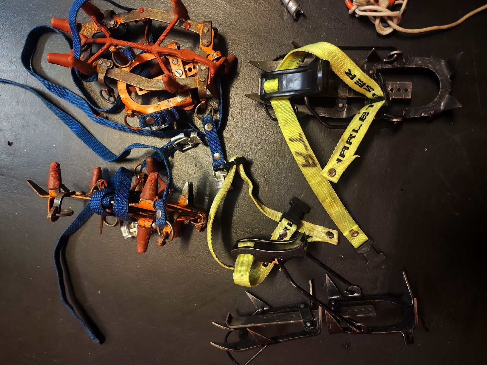 Altro in Alpinismo & Escursioni: Ice Climbing Gear Crampons Ice Axe & Nuts Set – Usato da Grindelwald venduto da vla_z6zz 5
