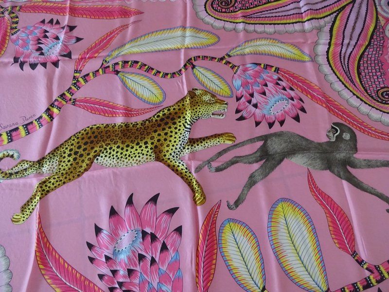 Hermès Foulard & Sciarpe: Carré géant Hermès "Savana Dance" wash avec facture – Nuovo e nell'imballaggio originale da Hauterive NE venduto da Paby 3