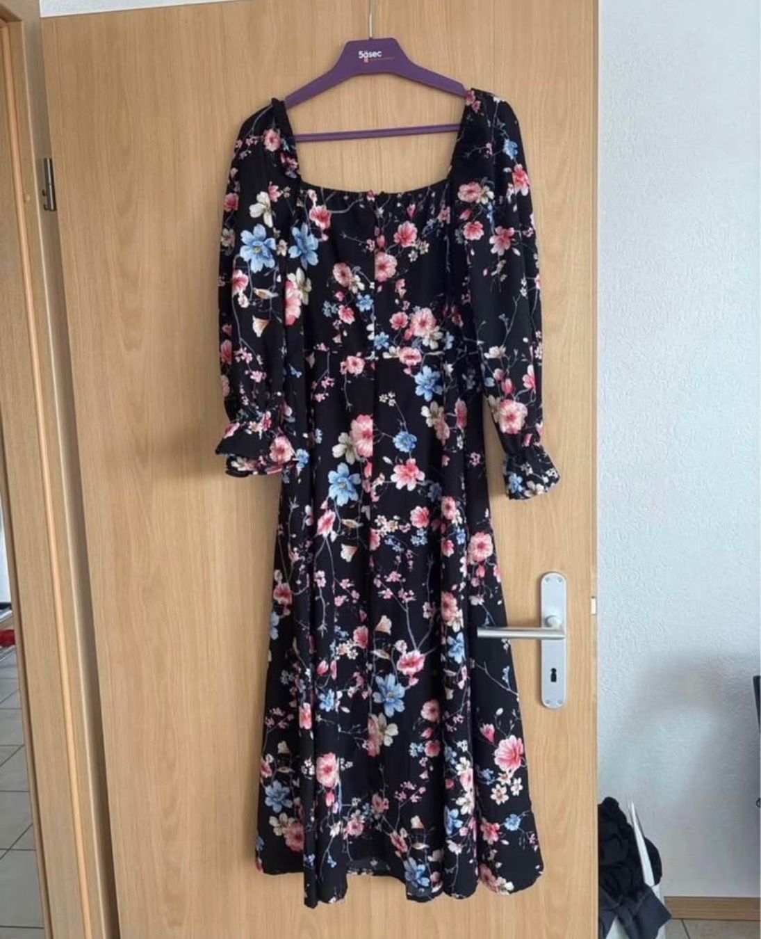 Robes: Vestito floreale nero – Neuf (Voir description) à Payerne par Petite-vendeuse 1