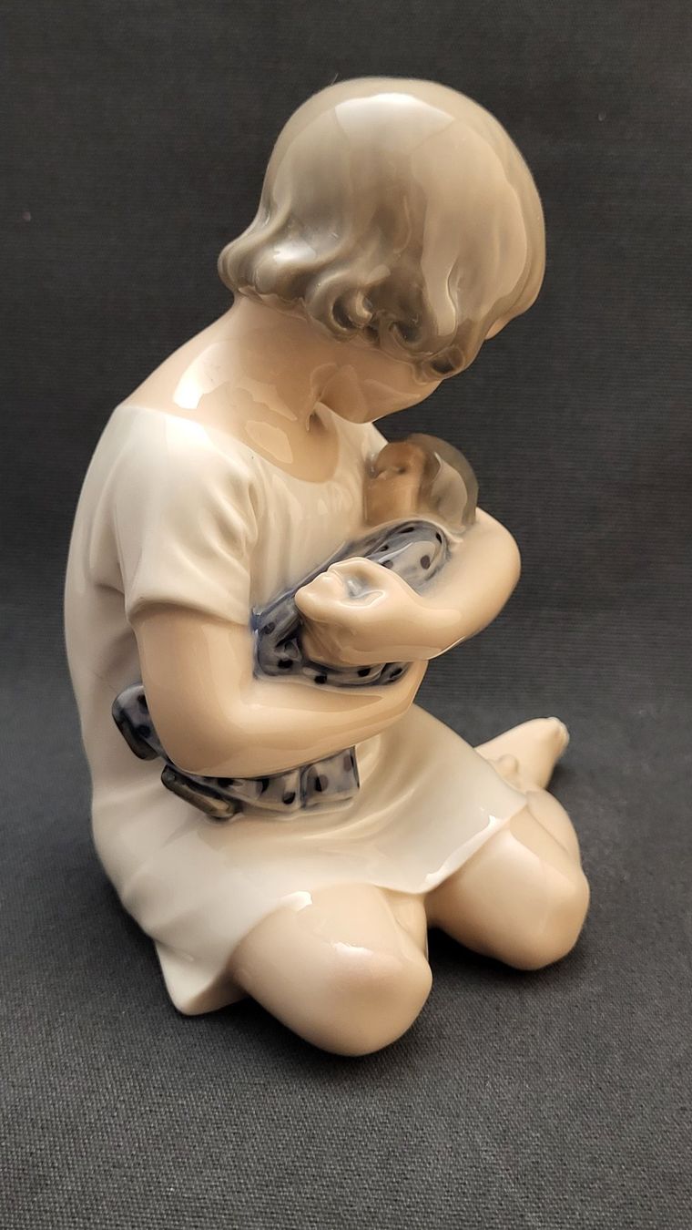 Royal Copenhagen Statuette: Mädchen mit Puppe ROYAL COPENHAGEN – Usato da Basel venduto da spinne02 1