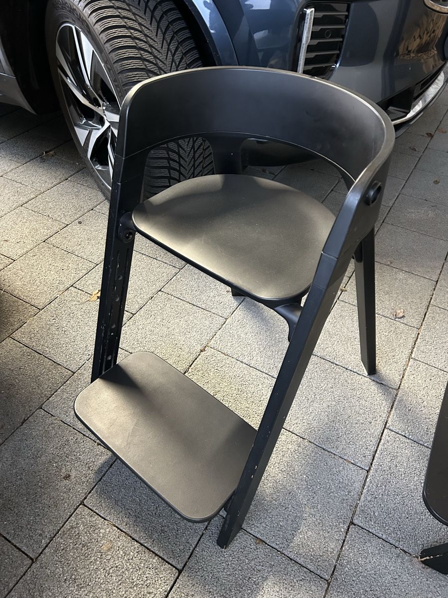 Stokke Hochstühle: Stylish Black Stokke High Chair – Gebraucht aus Zofingen von Bamford
