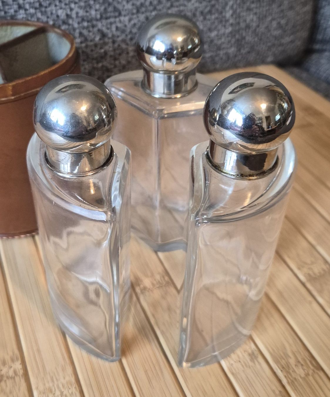 Flaconi: 3 Parfumflacons in runder Lederbox – Usato da Basel venduto da Kurioses 1