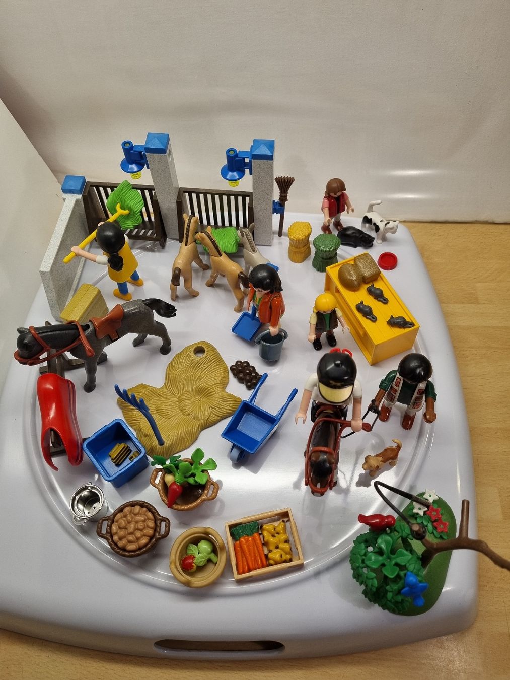 Playmobil Jouets: Playmobil Reiterstall Pferde – D'occasion à Bätterkinden par Kubrsiri