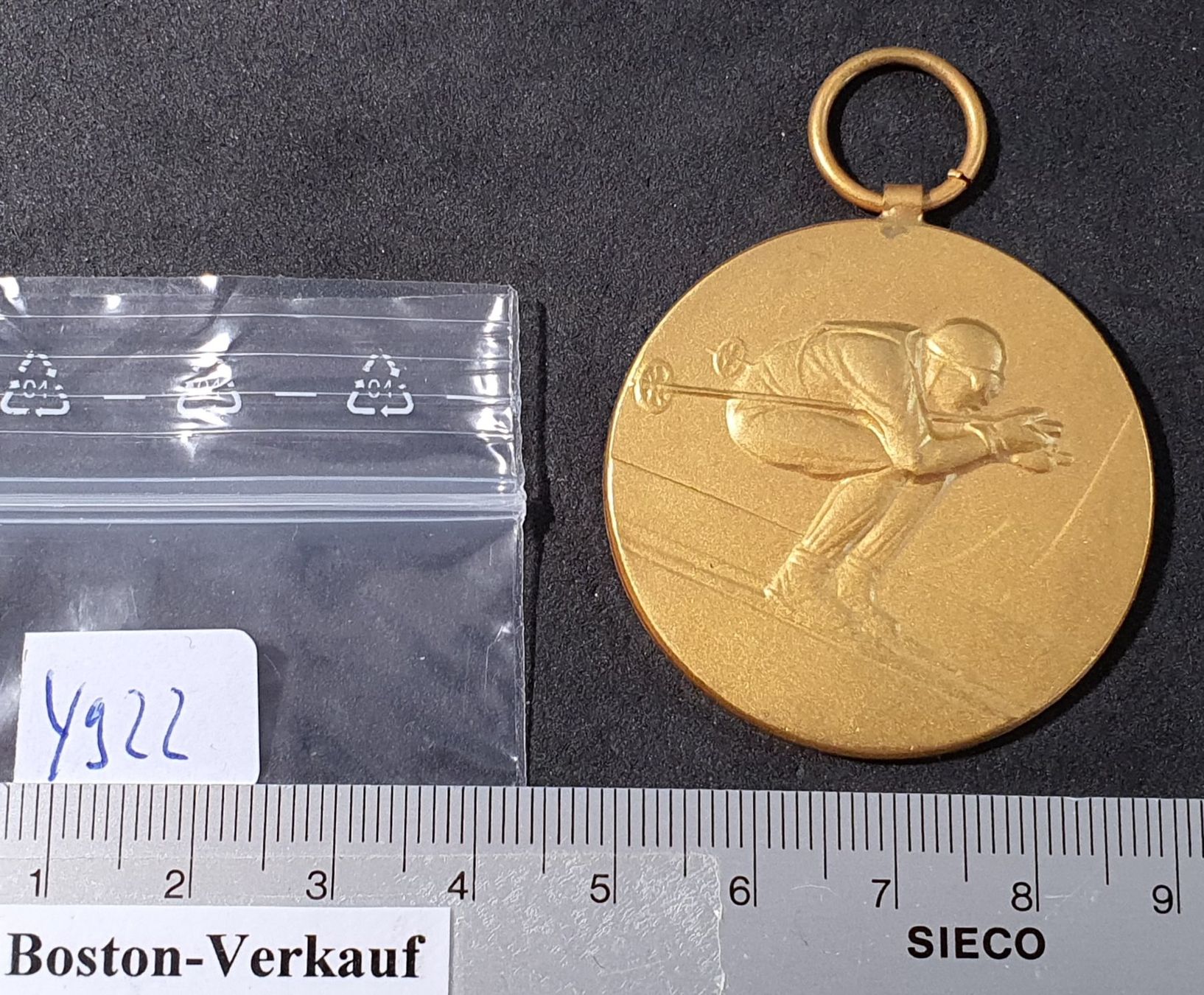 Placchette & Badge: Y922 - Abzeichen Skirennfahrer – Usato da Reinach BL venduto da Boston-Verkauf 2