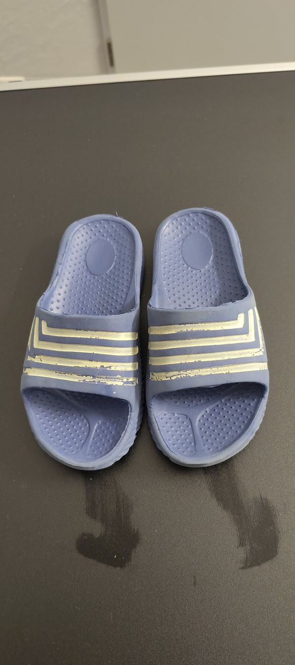 Chaussures garçon: Kinder Badeschlappen / Badeschuhe Blau Gr. 30 – D'occasion à Felben-Wellhausen par Awallner