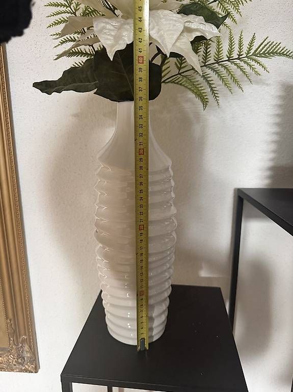 Vasi & Recipienti: Weisse Vase mit Kunstblumen – Usato da Niederuzwil venduto da Lisascloset 1