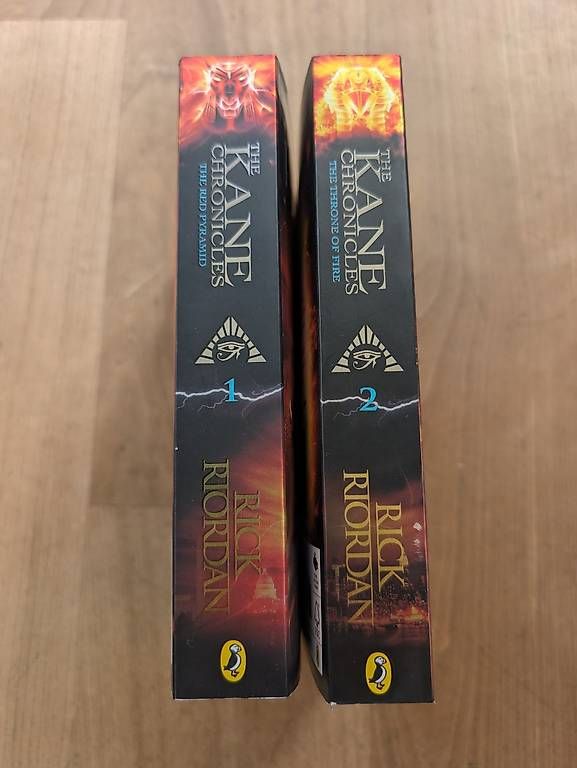 Libri: Kane Chronicles 1-2 in Englisch – Nuovo (secondo la descrizione) da Pfaffnau venduto da reapcx