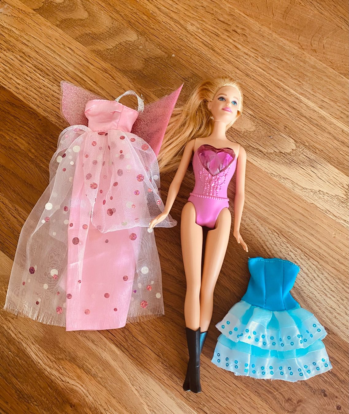Puppen: Barbie Puppe & 2 Kleider – Gebraucht aus Bassersdorf von jgo_9mfk