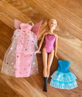 Barbie Puppe & 2 Kleider