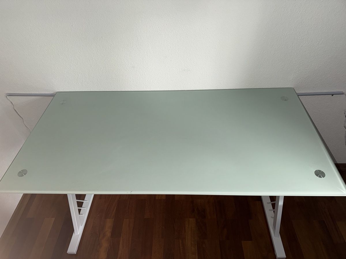 Scrivanie: Glass Top Desk White Frame Used Condition – Usato da Balgach venduto da lea_2rbr 2