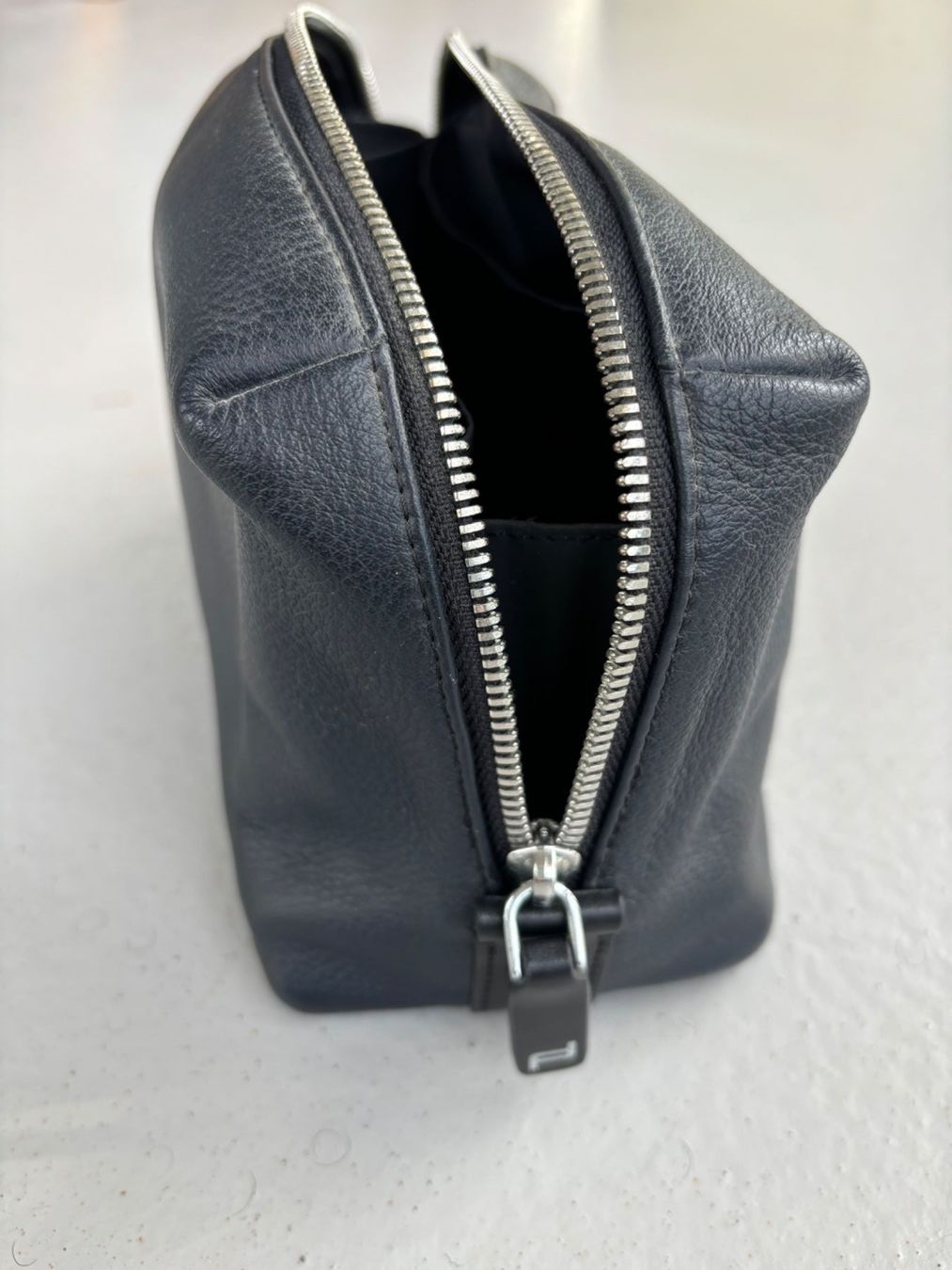 Porsche Custodie per cosmetici: Porsche Design Leather Toiletry Bag, Navy, VG Condition – Usato da Zollikon venduto da Ostendo 4