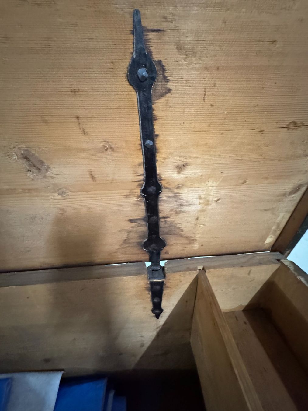 Allestimento di negozi e stand fieristici: 16th century Italian Bahut – Usato da Gsteig b. Gstaad venduto da Auctionly 6