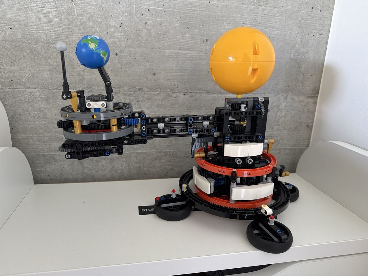 Lego Giocattoli: Lego Technic 42179 Planet Earth and Moon in Orbit Set – Usato da Belmont-Lausanne venduto da Daverine 1
