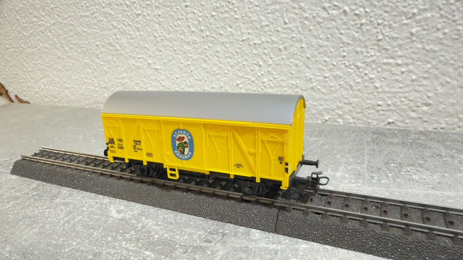 Märklin Modellini di ferrovie: Märklin Güterwagen "Ecuador Bananas" H0 / AC – Usato da Windlach venduto da Kelebra 5