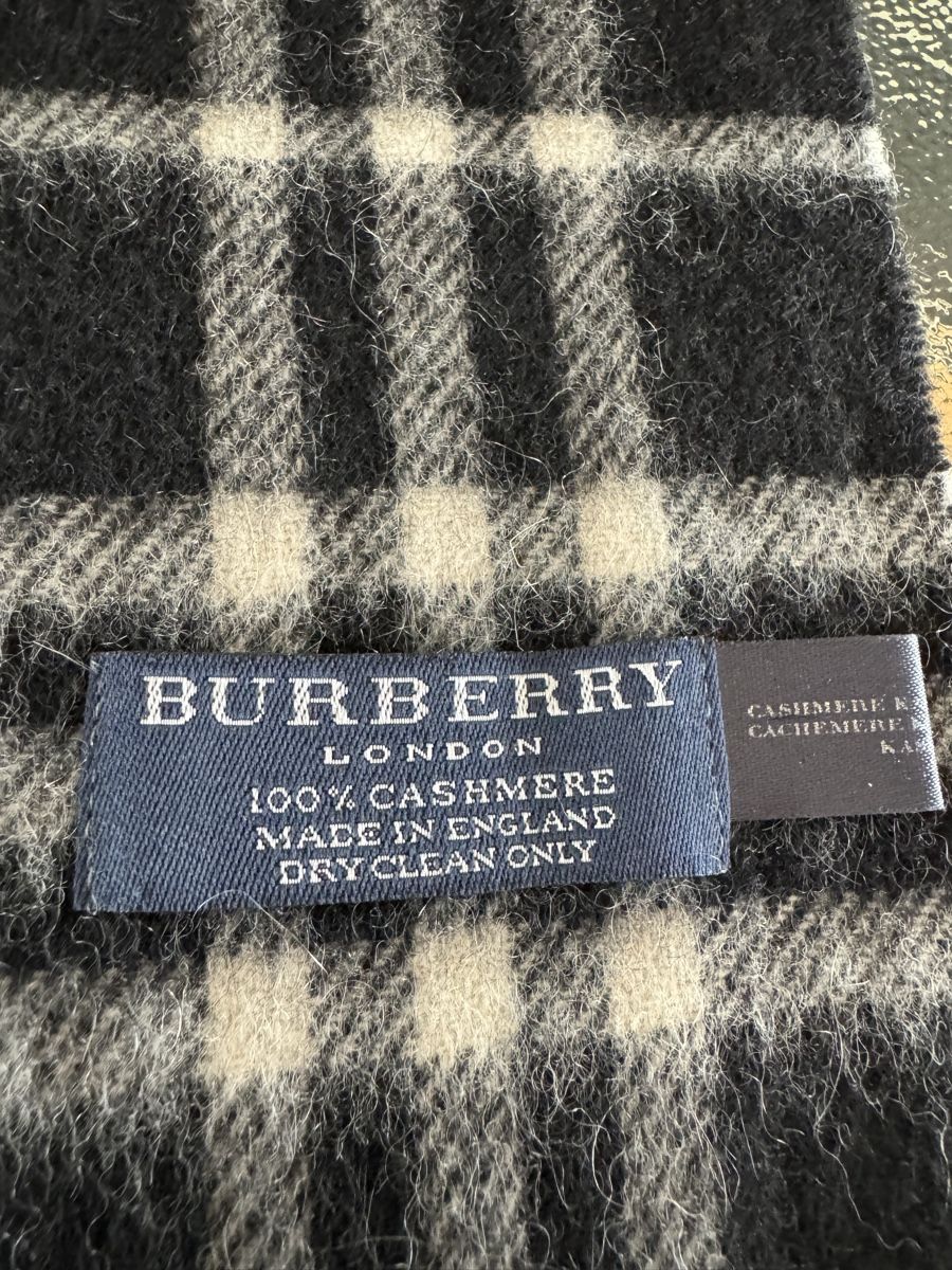 Burberry Foulard & Sciarpe: Burberry 100% Cashmere Schal – Usato da Schöftland venduto da Guccigirl 2