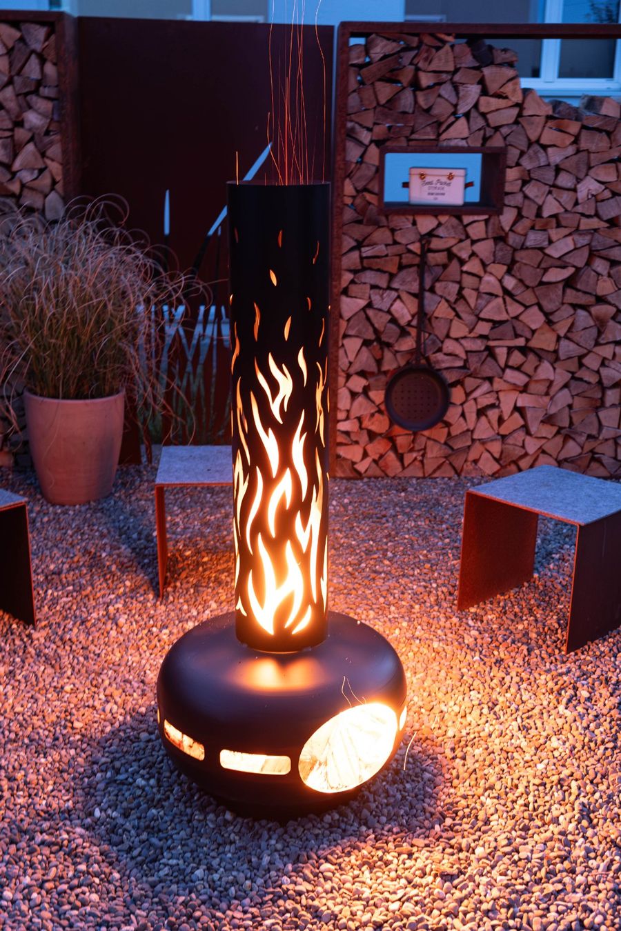 Bracieri: Feuersäule "Ufo", schwarz, 55x55x132 cm – Nuovo e nell'imballaggio originale da Triengen venduto da Michele-G