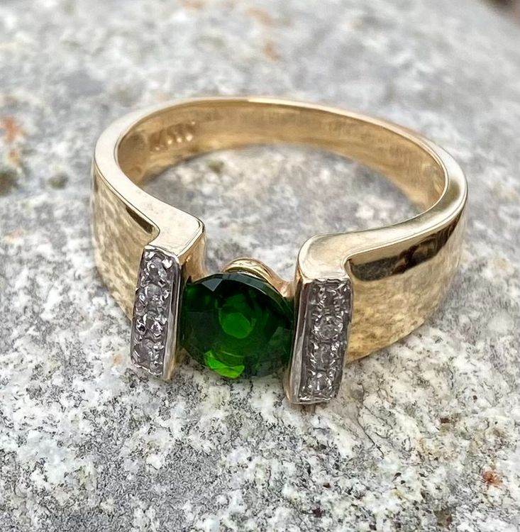 Best HD Pictures about  585 Goldring Mit Grnem Stein  with No AI Images